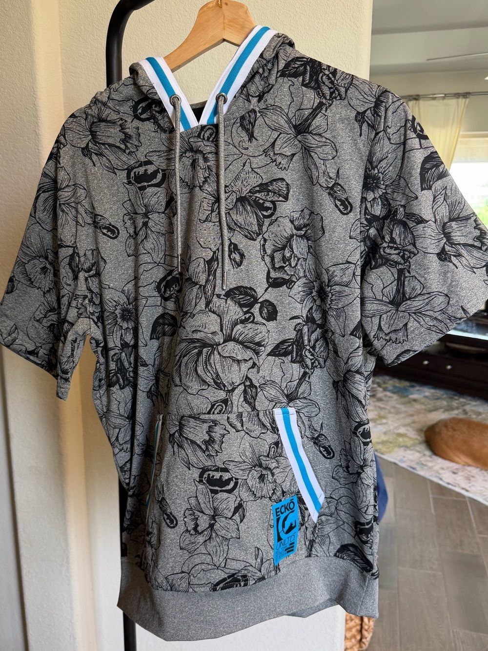Ecko Unlimited Heather Gray Floral Short Sleeve V-Neck Hoodie Blue/White Trim M
